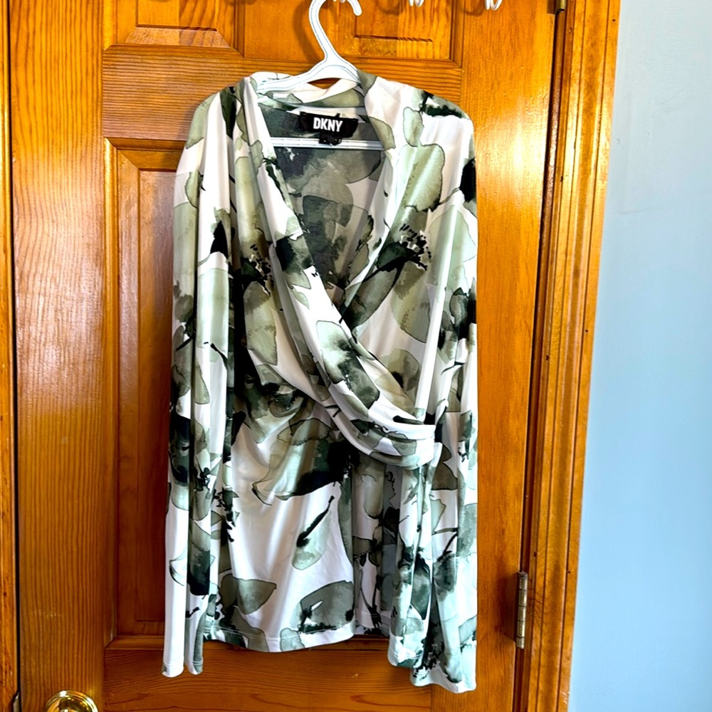 DKNY women’s medium floral white green top blouse